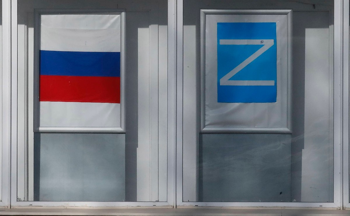Flaga Rosji i symbol "Z" w oknie