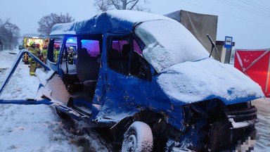 Bus zderzył się z ciężarówką. Nie żyje 50-letnia pasażerka