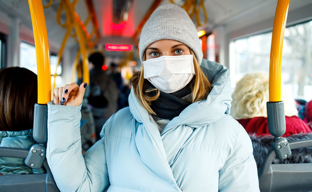 Kobieta w maseczce w autobusie