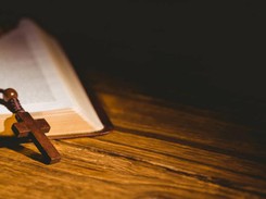 Gwałty i pedofilia. Współpracownik papieża Franciszka oskarżony o 14 przestępstw