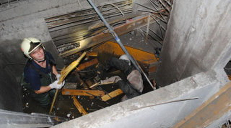 Öt emeletet zuhant, szörnyethalt a munkás