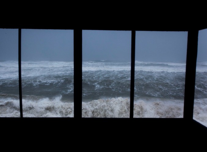 Sztormowe fale Atlantyku widziane z domu na plaży W Pn. Karolinie