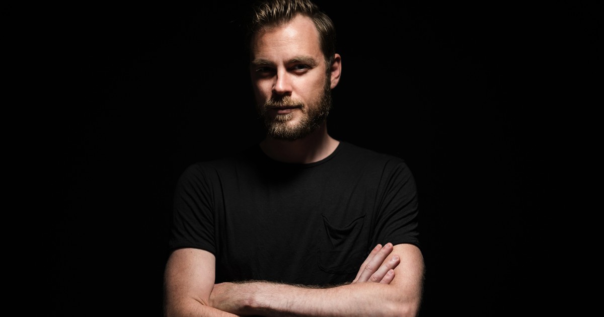 Na początku jest dla niej "spełnieniem marzeń". Nie wie, iż związała się z psychopatą