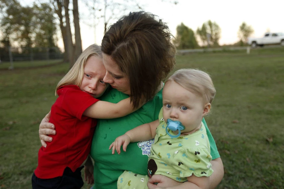 Udovica Vajata Kempa, jednog od radnika koji je poginuo u eksploziji naftne platforme, sa decom