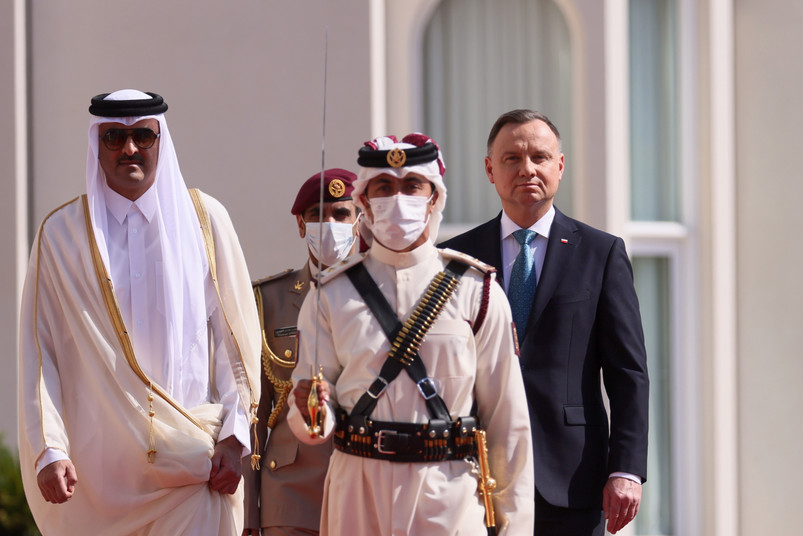 Prezydent RP Andrzej Duda (P) i Emir Państwa Katar szejk Tamim ibn Hamad Al Sani (L) biorą udział w ceremonii oficjalnego powitania na dziedzińcu Pałacu Amiri Diwan