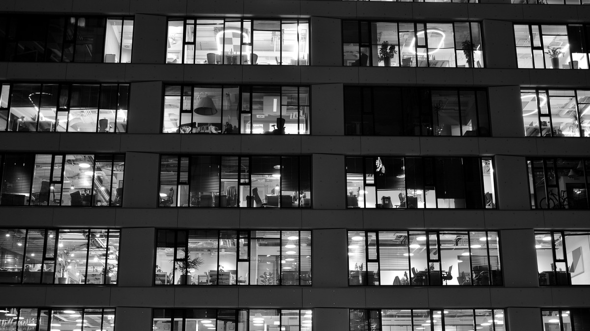 Czterodniowy tydzień pracy, model 9-9-6 i poczucie winy. Gdzie się podziały obietnice dla "korposzczurów"?