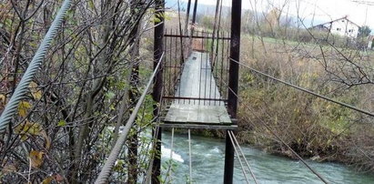 Akcja na dziurawej kładce. Pieszy wisiał na linach