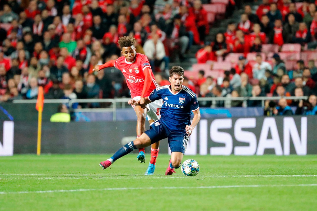 Gedson Fernandes strzela na bramkę