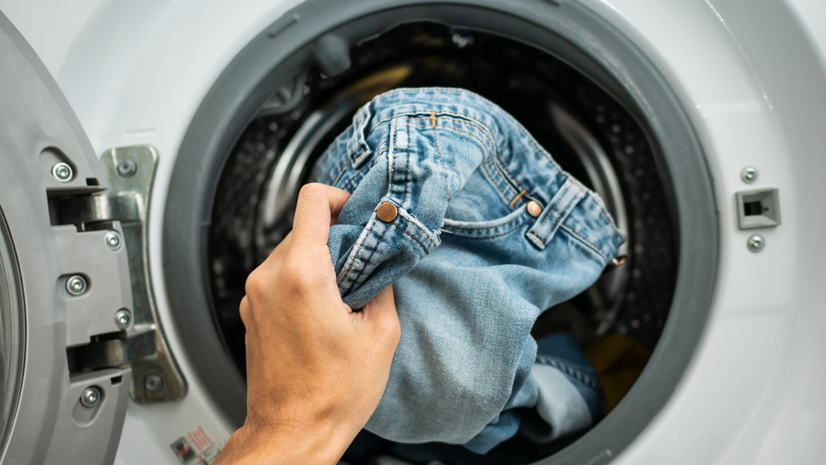 Jak prać jeansy? Znany z kuchni produkt dodaj do prania. Odczujesz różnicę