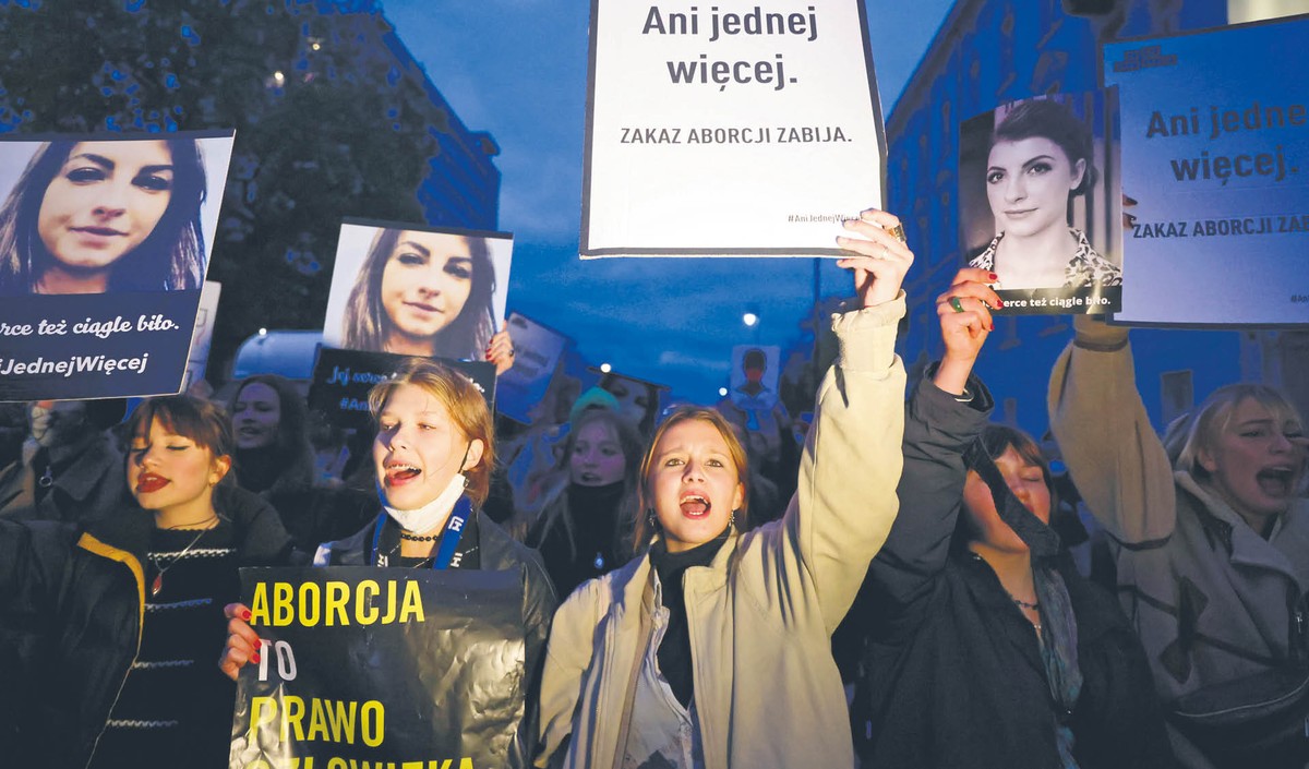 Tysiące ludzi pod hasłem „Ani jednej więcej” wyszły na ulice po śmierci ciężarnej kobiety z Pszczyny