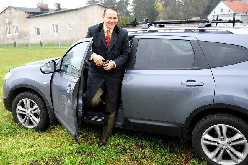 Radosław Sikorski i jego Nissan Quashquai