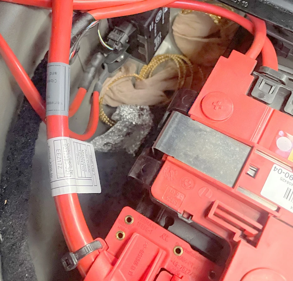 Zlatni nakit skriven iza akumulatora, na GP Gradina