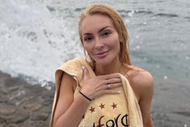 Najpoznatija srpska doktorka se SKINULA U KUPAĆI i nema joj ravne ovog leta na plaži: U svoj izgled uložila MERCEDES G KLASE, parira joj DEČKO koji ne može da bude ZGODNIJI