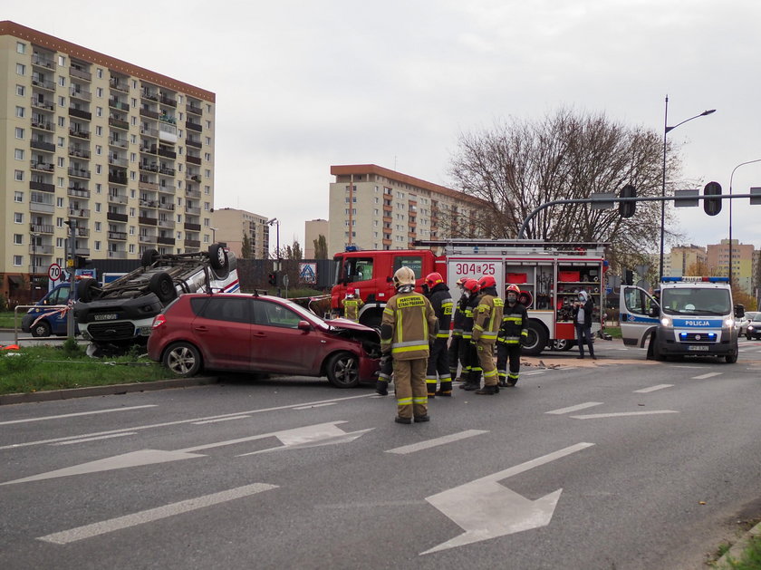 Groźny wypadek karetki w Łodzi