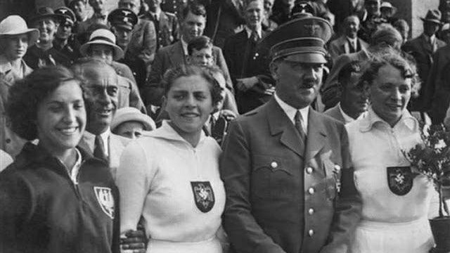 Maria Kwaśniewska (pierwsza z lewej) na zdjęciu z Adolfem Hitlerem wykonanym tuż po ceremonii dekoracji medalistek rzutu oszczepem podczas igrzysk w Berlinie w 1936 r. Obok Polki srebrna medalistka Luise Krüger, a pierwsza z prawej - mistrzyni Tilly Fleischer