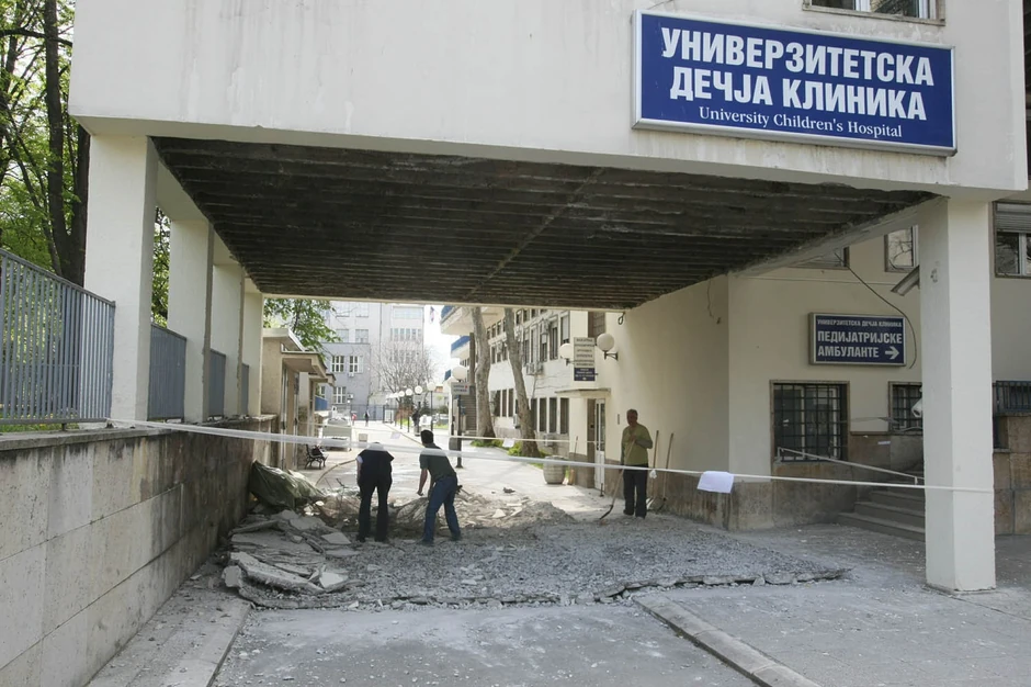 Na ulazu u Dečju kliniku u Tiršovoj obrušila se betonska nadstrešnica