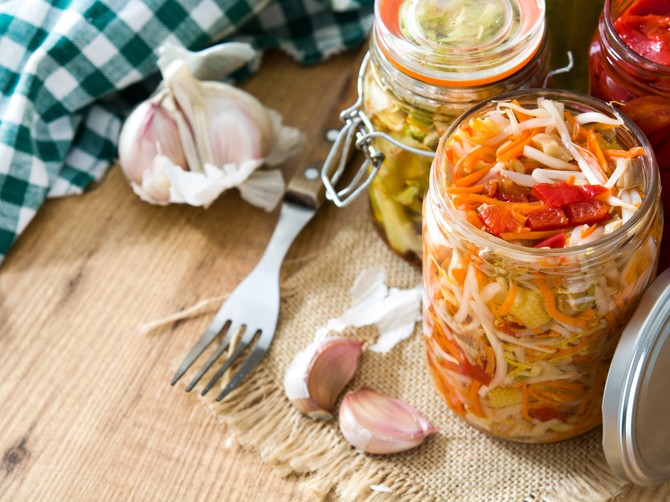 Šarena salata sa kupusom: Recept za zimnicu koja će biti zvezda vašeg špajza