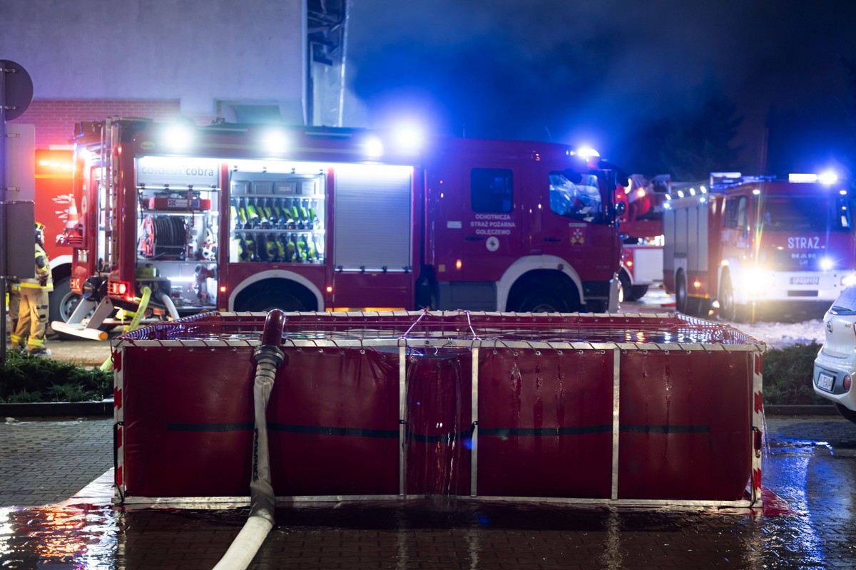 W Poznaniu wybuchł duży pożar w pobliżu galerii handlowej