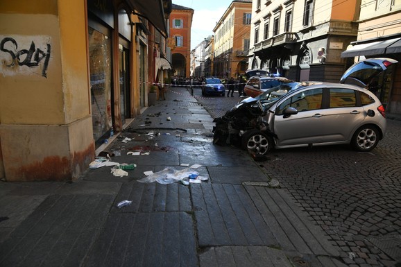 (FOTO, VIDEO) AUTOMOBILOM POKOSIO NAJMANJE 12 PEŠAKA Ženu priklještio uz izlog prodavnice, moraju da joj AMPUTIRAJU NOGE, tokom bekstva izbo prolaznika