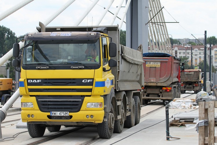 Próba zakończyła się sukcesem. Przęsło estakady ugięło się o ok. 9 cm, czyli znacznie mniej od dopuszczalnej wartości.<br><br> (ukit) PAP/Stanisław Rozpędzik