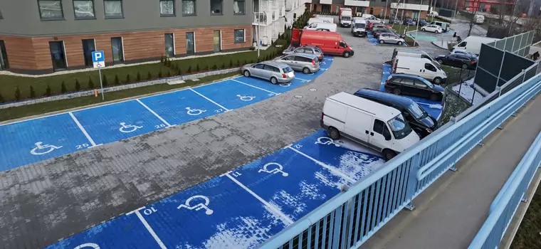 Deweloper znalazł sprytny sposób. Na tym osiedlu prawie cały parking pomalowano na niebiesko