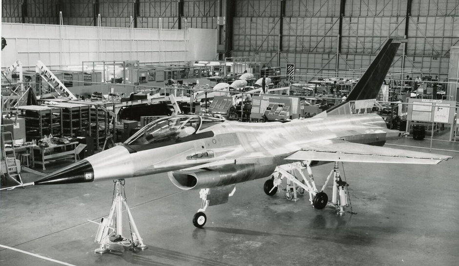 Prototyp YF-16 w końcowym stadium wyposażania