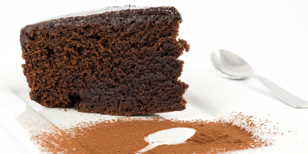 Ciasto czekoladowe z patelni to świetny pomysł na szybki deser.