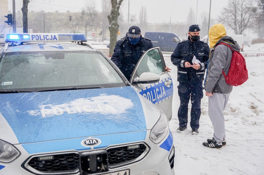 Policjanci na rynku na gdańskim Przymorzu.