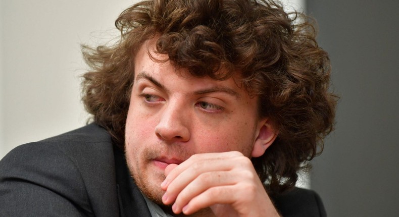 Chess prodigy Hans Niemann suing Magnus Carlsen for $100 million over ...