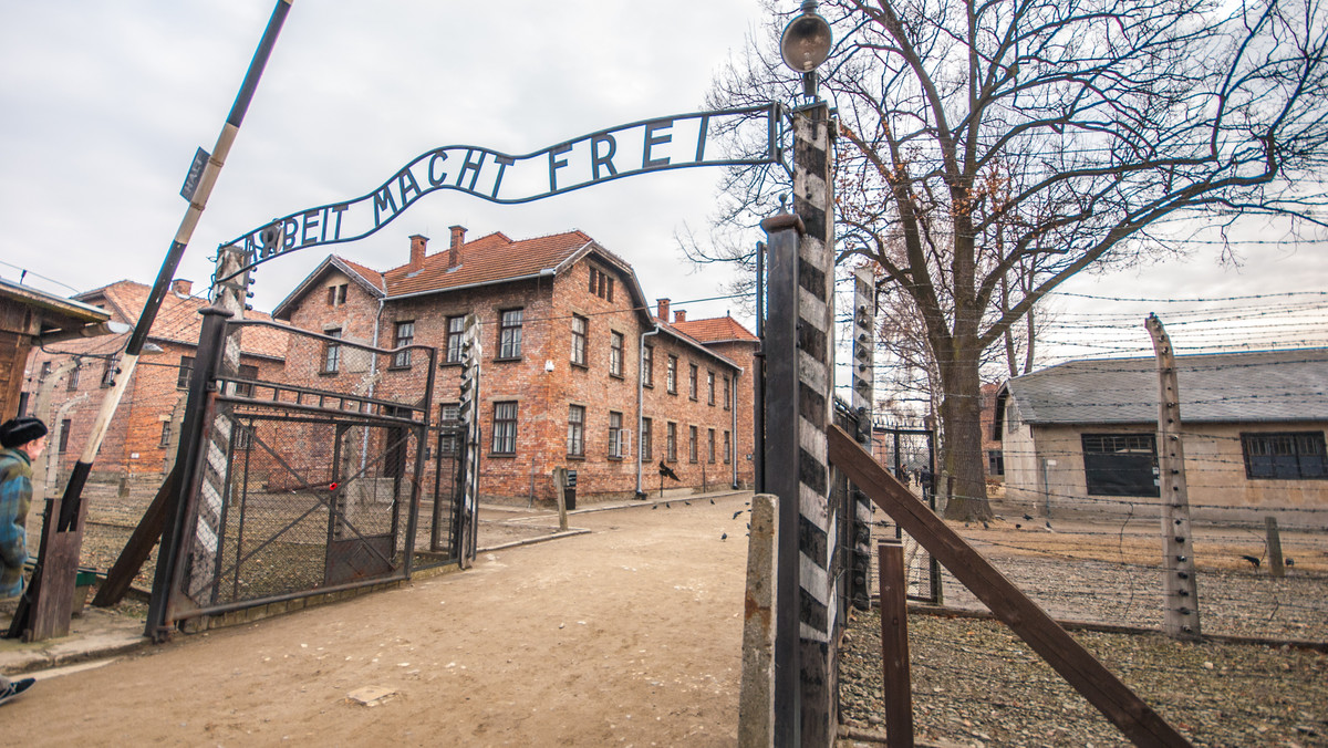 Muzeum Auschwitz-Birkenau domaga się zadośćuczynienia od dwóch Belgów oskarżonych o kradzież izolatorów z terenu muzeum. Wniosek taki złożyła dziś pełnomocniczka muzeum do Sądu Okręgowego w Krakowie, przed którym toczy się proces w sprawie kradzieży.