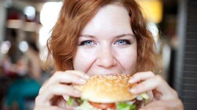 9 produktów spożywczych, które po cichu niszczą twój mózg. Nr 5 może cię zaskoczyć