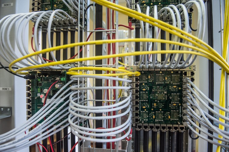 W cyfrowym symulatorze ARUZ użytych zostanie 27 tys. połączonych ze sobą programowalnych układów logicznych FPGA (Field-programmable gate array). 
<br><br>
(gm/zuz) PAP/Grzegorz Michałowski