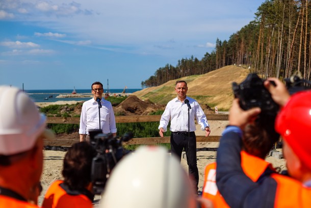 Andrzej Duda i Mateusz Morawiecki w Skowronkach, przekop Mierzei Wiślanej, 1 lipca 2021 r. 