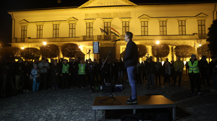 Tüntetők a Sándor-palotánál, szombat este / Fotó: Zsolnai Péter
