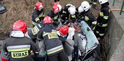 Auto uderzyło w przepust. Kierowca walczy o życie