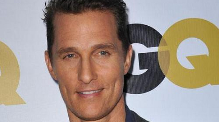 Meztelenül dobol Matthew McConaughey