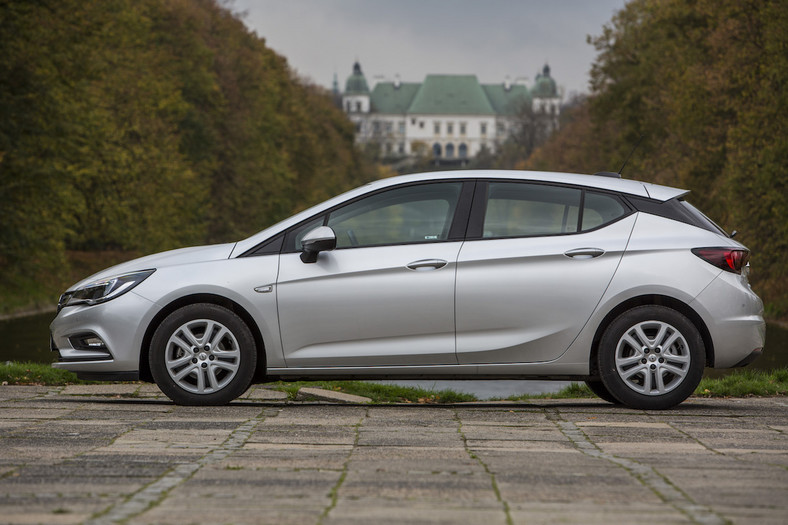 Opel Astra - na rynku od 2015 r., kosztuje od 59 900 zł 
