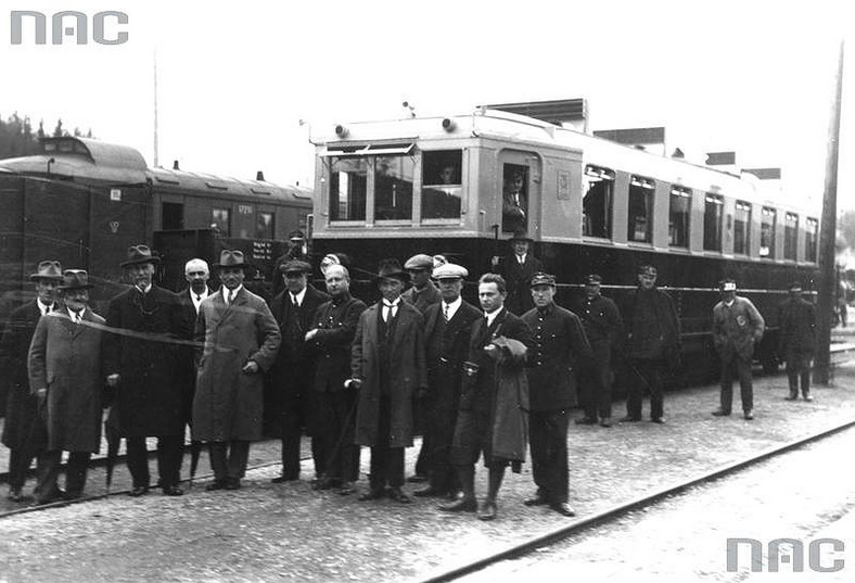 Wagon motorowy (typ TAG KIEL NR PKP 90003) kursujący na linii Kraków - Zakopane. Przed wagonem grupa pracowników kolei, 1922 r.