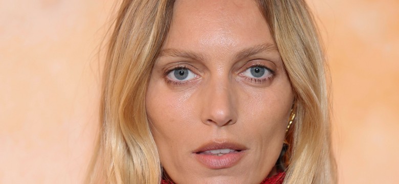Anja Rubik lśniła na pokazie w Paryżu. Odważna kreacja top modelki