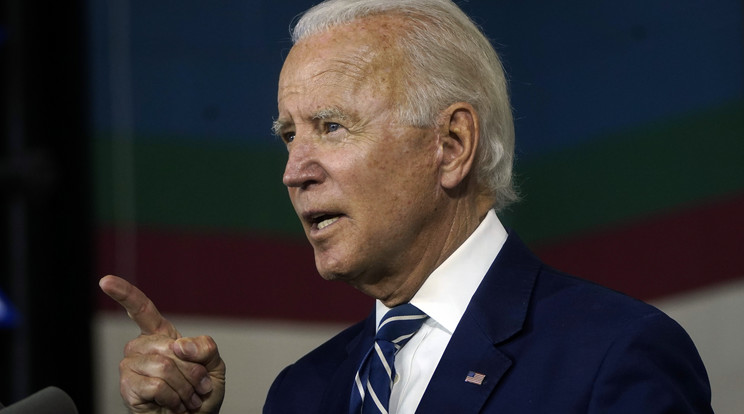 A demokrata jelölt, Biden kampánybuszát Trump-szavazók vették körbe, meg akarták állítani /Fotó: Getty Images