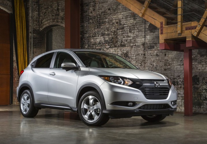 W warunkach miejskich model HR-V wyposażony w benzynowy silnik o pojemności 1,8 litra i mocy 141 KM pokona odległość 7 kilometrów na jednym litrze paliwa (warunki miejskie). Na trasie natomiast litr benzyny wystarczy do przejechania 13,8 km. <br>
Testowany przez Consumer Reports samochód nie jest oferowany z tym silnikiem na polskim rynku. W ofercie znajduje się natomiast odmiana z mniejszym silnikiem benzynowym. <br>
Podstawowa wersja Comfort tego modelu kosztuje zgodnie z cennikiem importera 81 890 zł (wg cennika na 2017 rok), a na liście wyposażenia znalazły się między innymi: system aktywnego hamowania w ruchu miejskim, system ostrzegania o awaryjnym hamowaniu, system start-stop, klimatyzacja automatyczna oraz radio z RDS wraz z odtwarzaczem płyt CD, kompatybilne z MP3.