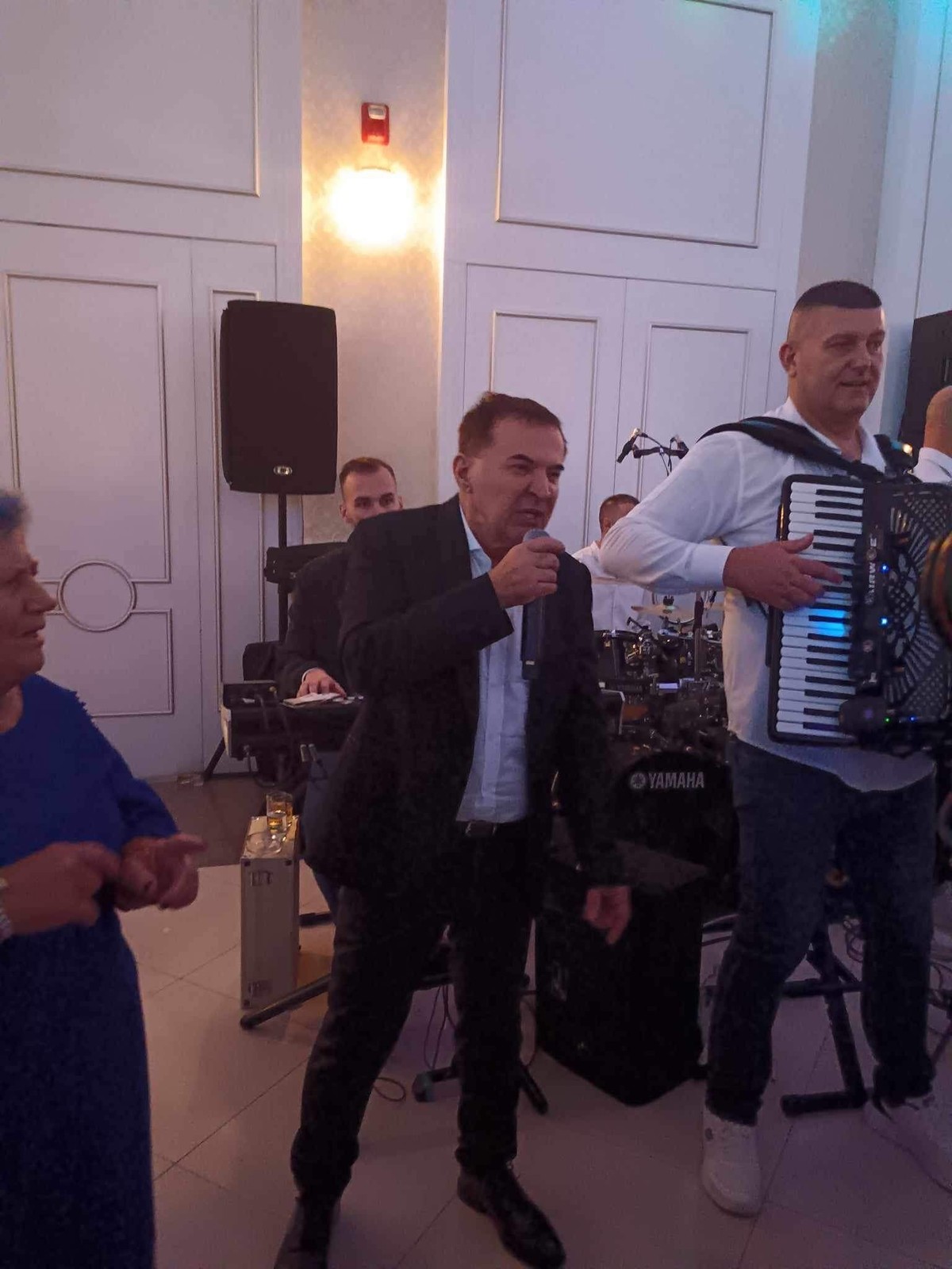 Jovana Jeremić sa novim momkom na svadbi njegovog sina