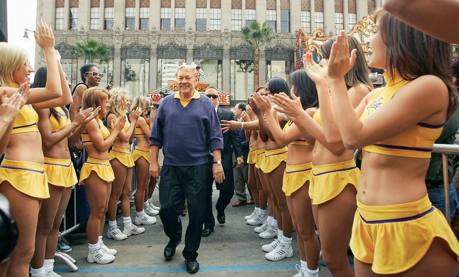 Cheerleaderki The Laker Girls stały się w erze Jerry’ego Bussa jedną z wizytówek drużyny. I są nią do dzisiaj.