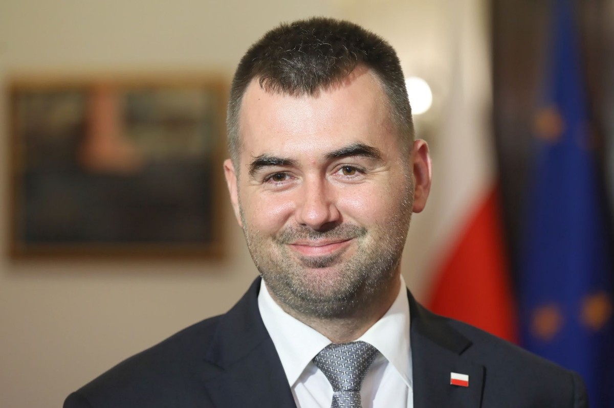 Spychalski był również pytany o wpis udostępniony przez niego kilka lat temu na jednym z portali społecznościowych, zawierający informacje o rzekomej współpracy ze służbami PRL rodzin dziennikarzy i innych znanych osób.