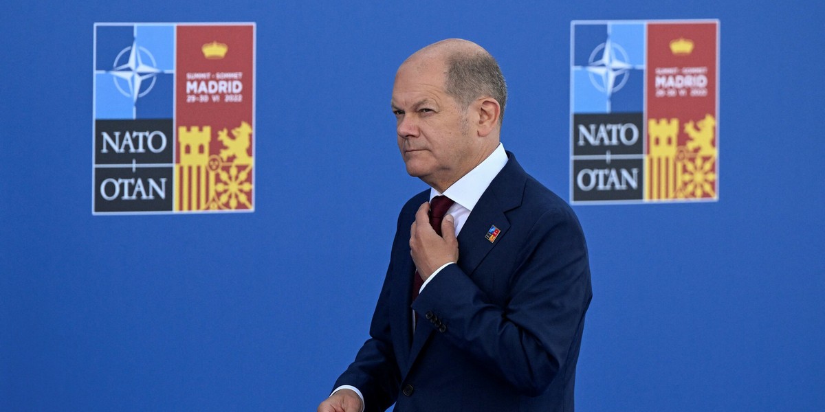 Kanclerz Niemiec Olaf Scholz powinien zdecydować o zwiększeniu wydatków na wojsko.