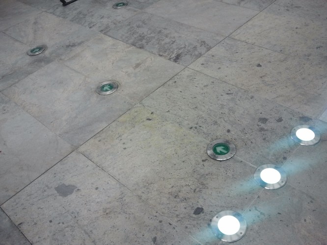 Na podłodze na nowych stacjach umieszczone są podświetlane strzałki, które pokazują drogę do najbliższego wyjścia ze stacji.