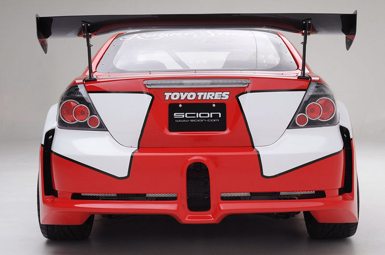 Driftujący Scion tC