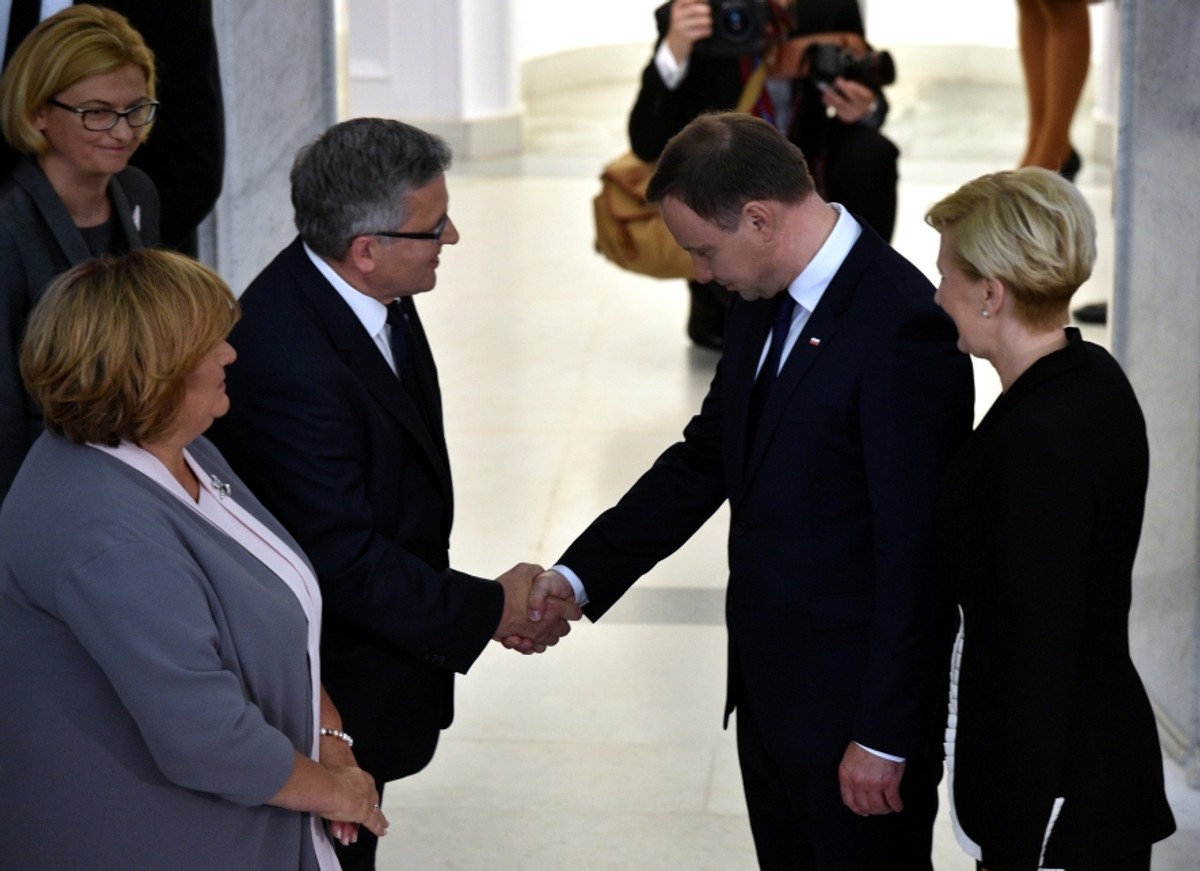 Wyobraźmy sobie, że na rozmowę z prezydentem USA hipotetyczny Bronisław Komorowski zaprasza hipotetycznego Andrzeja Dudę. Niemożliwe, prawda?