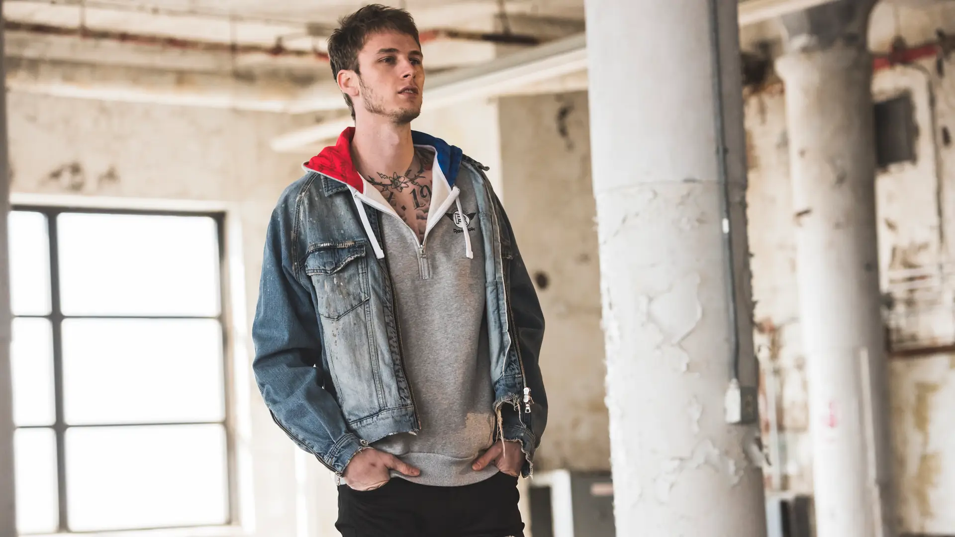 Reebok zwerbował nowego ambasadora. Machine Gun Kelly promuje model Club C