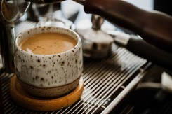 Kiedy pić kawę, by żyć dłużej? Naukowcy ustalili optymalną godzinę